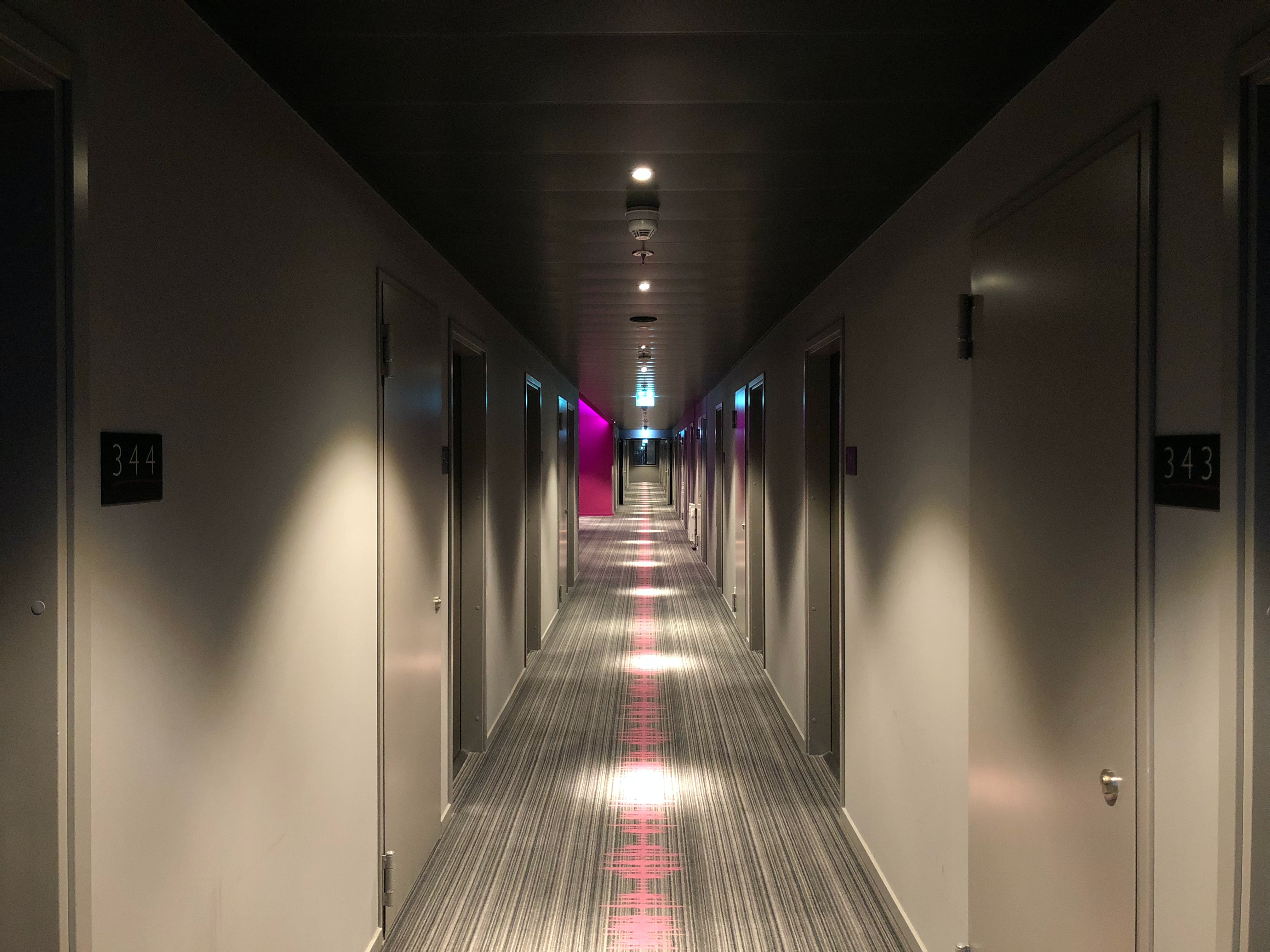 4 sposoby na oświetlenie ciemnego korytarza
